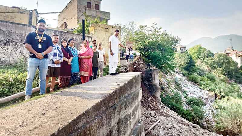 सारंगपुर में धंसा 30 फुट ऊंचा डंगा, नाले ने बरपाया कहर; आसपास के मकानों पर मंडराया खतरा, दहशत में लोग