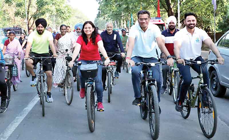 स्मार्ट सिटी चंडीगढ़ में नगर निगम की साइकिल रैली, जनस्वास्थ्य विभाग की महिला कर्मचारी ने झंडी दिखाकर की रवाना