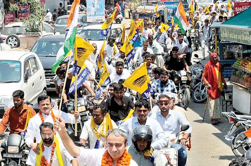 रोड शो को लेकर लोगों में उत्साह, आप नेता ढांडा ने जींद में समर्थकों के साथ निकाली बाइक रैली