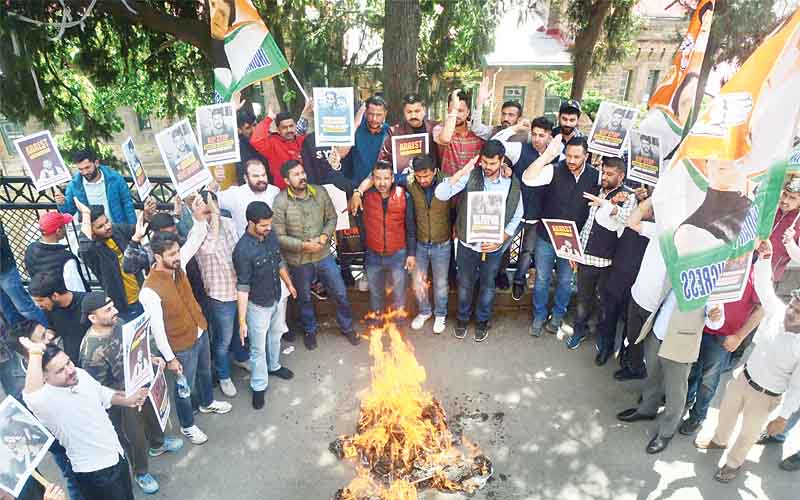 पहलवानों के समर्थन में कूदी युवा कांग्रेस, शिमला में डीसी आफिस के बाहर फूंका केंद्र सरकार का पुतला
