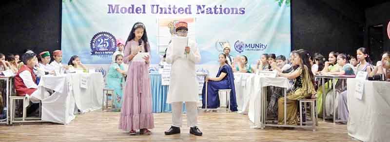 हिम अकादमी पब्लिक स्कूल विकास नगर में सजी युवा संसद