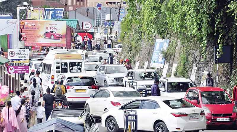 बालूगंज बाजार में सडक़ धंसी, शिमला शहर का ट्रैफिक डायवर्ट