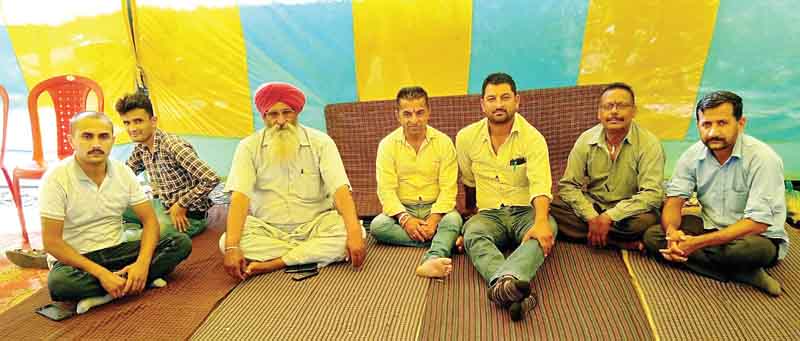 छह महीने से ठीक नहीं हुआ पुल… अनशन शुरू