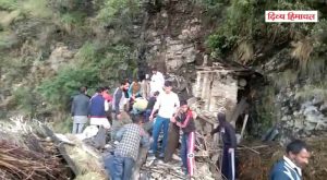 सिरमौर के गिरिपार में बारिश का कहर, पहाड़ी से गिरे मलबे तले दबने से तीन मवेशियों की मौत
