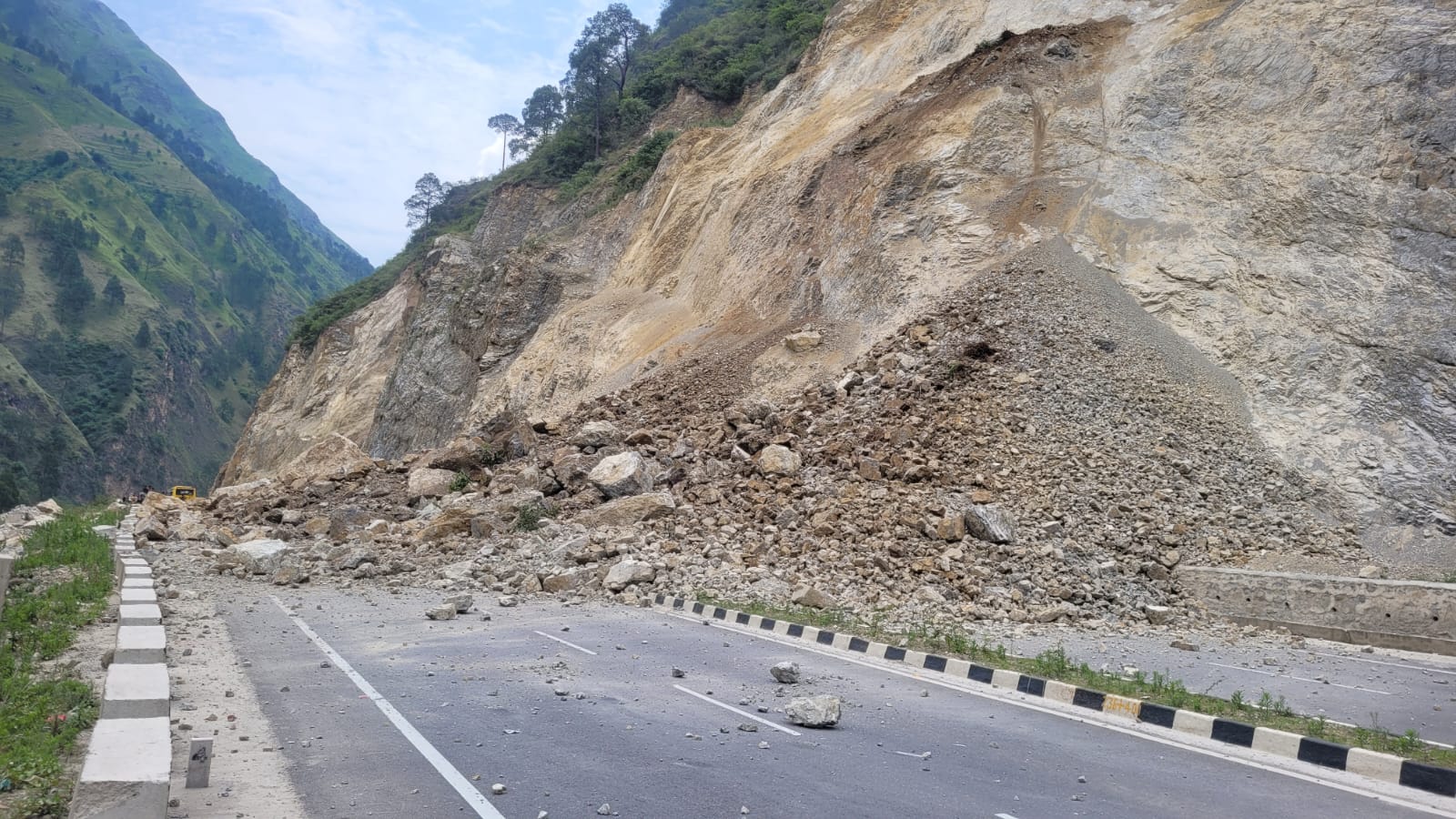 चंडीगढ़ मनाली राष्ट्रीय राजमार्ग पर यातायात बंद, औट के समीप हुए भूस्खलन से सड़क पर आ गिरा मलबा