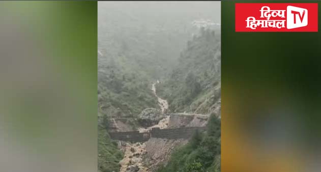 बाढ़ से एनएच 305 सड़क मार्ग कोटनाला के पास अवरुद्ध, कई वाहन फंसे