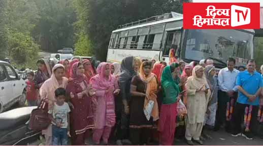 कसीरी गांव में 77 साल बाद पहुंची सरकारी बस, लोगों ने  ड्राइवर-कंडक्टर का हार पहनाकर किया स्वागत