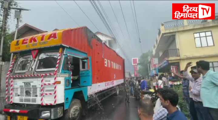 चाय नगरी पालमपुर में चलते ट्रक में लगी भीषण आग