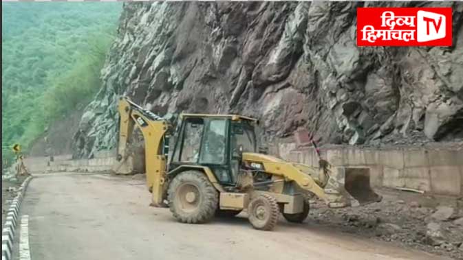 कीरतपुर-मनाली फोरलेन पर गिरे पत्थर-मलबा, बंद किया मार्ग