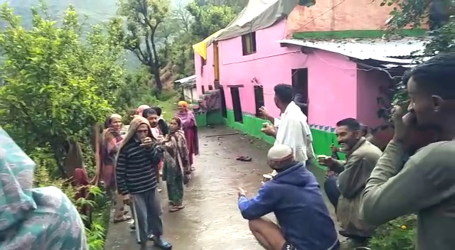 मूसलाधार बारिश-तूफान से उड़ी घर की छत; दो परिवारों को नुकसान, अनाज-सामान खराब