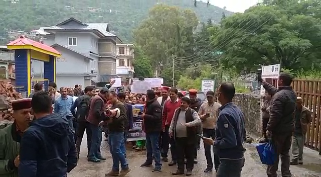 बिजली महादेव रोप-वे का विरोध; सड़कों पर उतरी जनता, मुख्यमंत्री को भेजा ज्ञापन