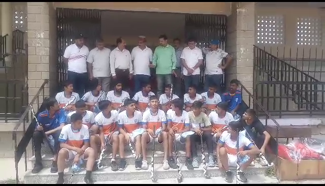 हिमाचली हॉकी टीम को हमीरपुर में वितरित की खेल किटें