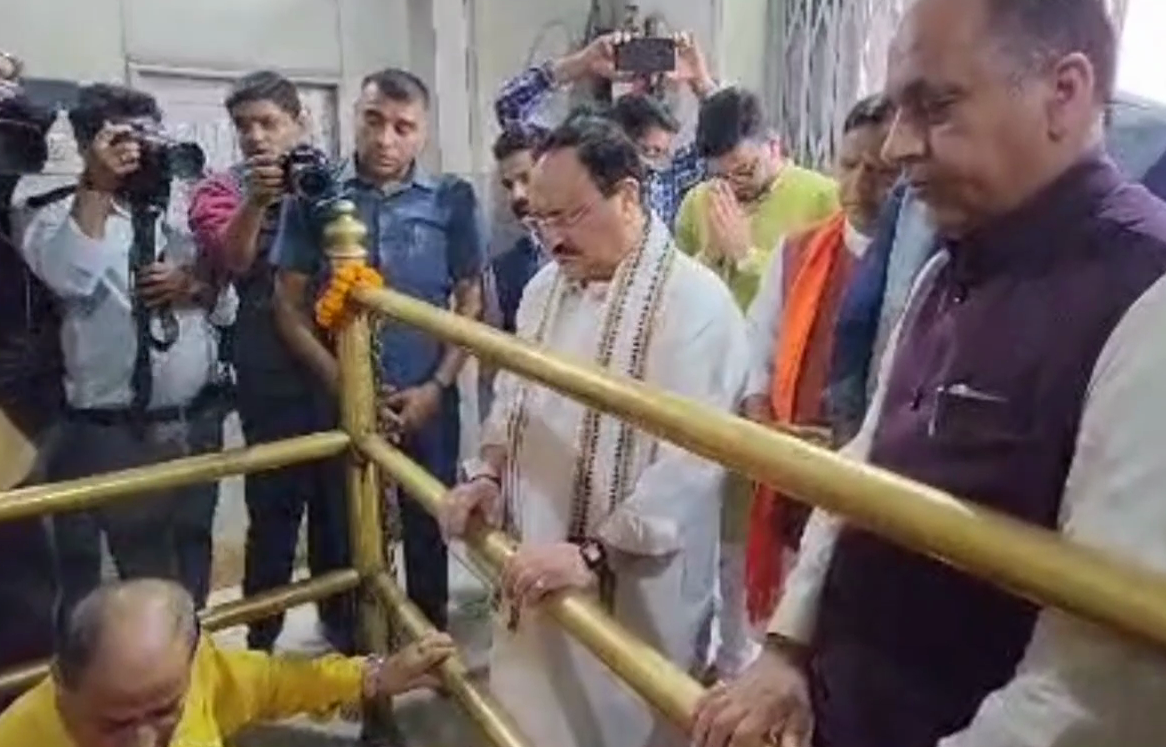 भाजपा के राष्ट्रीय अध्यक्ष जेपी नड्डा ने कांगड़ा के ब्रजेश्वरी मंदिर में नंवाया शीश