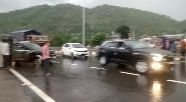 कीरतपुर-नेरचौक फोरलेन पर समलेहु में एक्सीडेंट, गलत लेन में आई गाड़ी ने दूसरी कार को मारी टक्कर