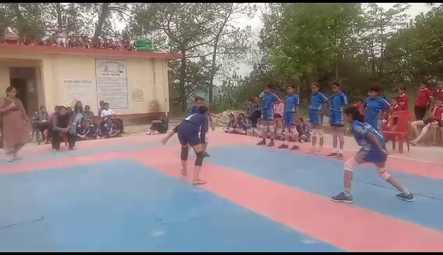 डुग्घा स्कूल में चल रही लड़कियों की अंडर-14 खेलकूद प्रतियोगिताएं