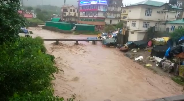 सुंदरनगर में भारी बारिश से लोगो के घरों में घुसा पानी, खड्डें उफान पर, जगह जगह जलभराव