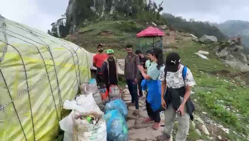 पर्वतारोही बलजीत कौर ने टीम के साथ चूड़धार के रास्ते को किया चकाचक