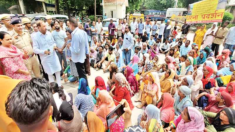 आपदा से बेघर लोगों का फूटा गुस्सा, रामपुर सियूडी के ग्रामीणों नेे निकाला मार्च, पंचकूला लघु सचिवालय में प्रदर्शन