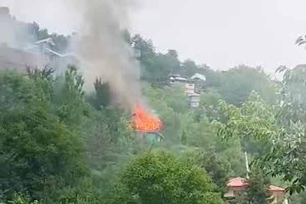 किन्नौर के पांगी में दो मंजिला मकान में लगी आग