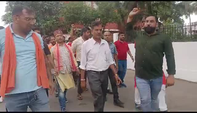 पांवटा में हिंदू संगठनों में प्रदर्शन, डीएसपी ऑफिस पुरुवाला संग थाने के बाहर लगाए नारे