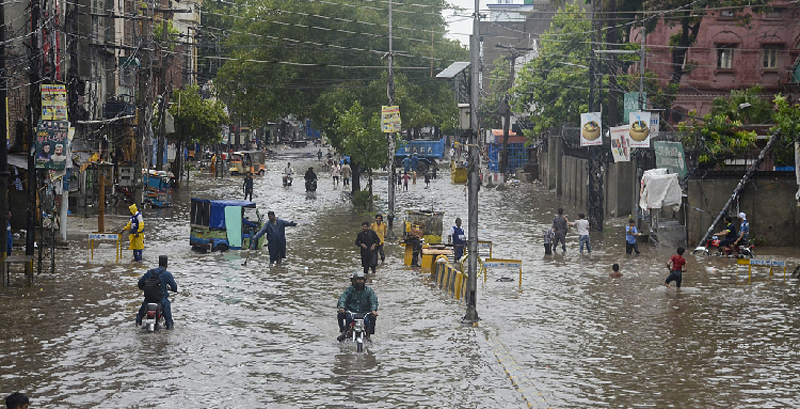 पाकिस्तान में वर्षाजनित घटनाओं में 67 की मौत; 125 घायल लाहौर में 30 वर्षों का रिकार्ड टूटा - divya himachal