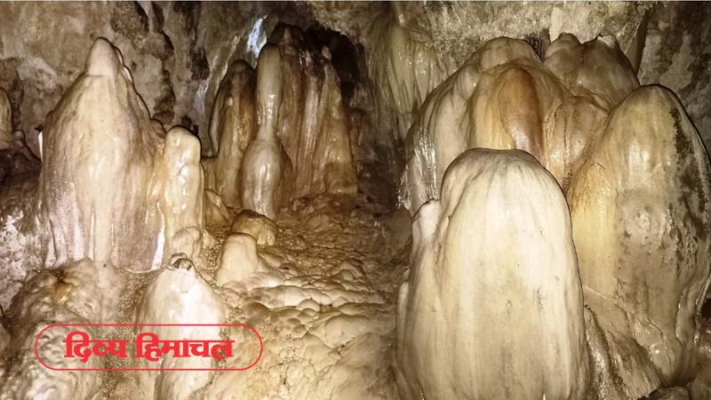 हिमाचल में सदियों पुरानी है यह गुफा, खुद व खुद निर्मित होते रहते हैं शिवलिंग