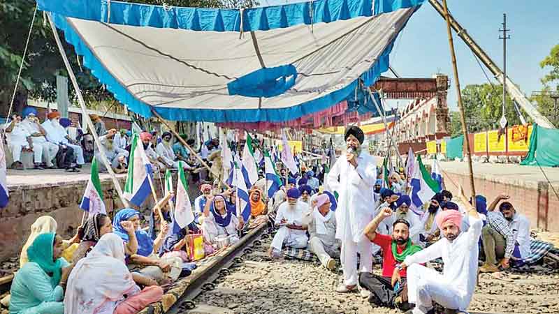 पंजाब में किसानों का रेल रोको आंदोलन खत्म, 598 ट्रेनें प्रभावित, रेलवे ट्रैक और टोल प्लाजा खाली किए