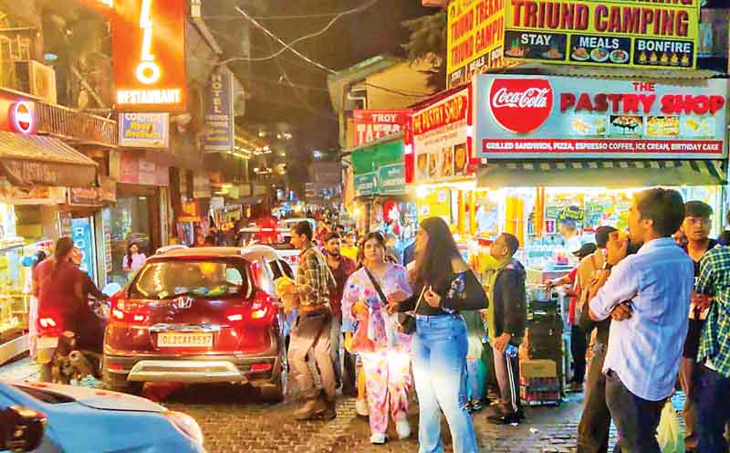 मकलोडगंज में सैलानी….कारोबार को टॉनिक