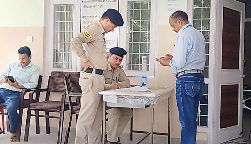 पुलिस के पहरे में ईवीएम की चैकिंग