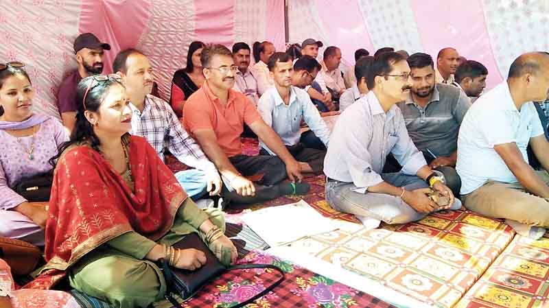 हड़ताल पर बैठे जिला परिषद कर्मी