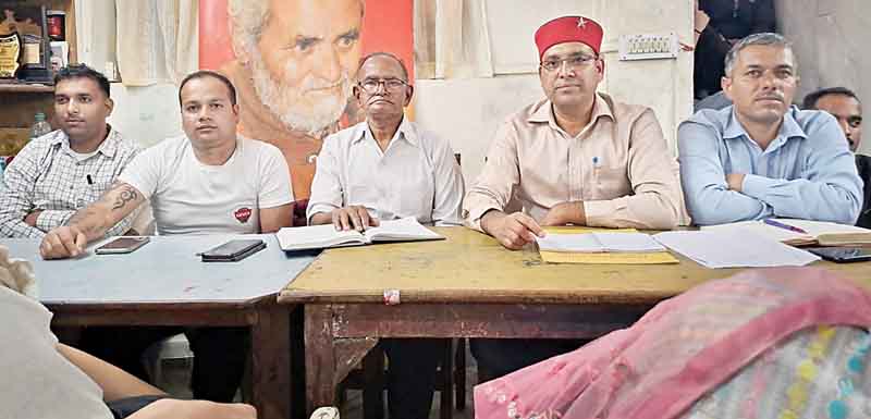 सुरक्षा कर्मियों को निकाला तो होगा आंदोलन