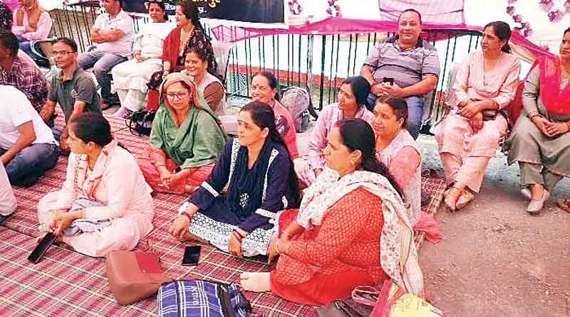 जिला परिषद कर्मचारी कलम छोड़ो हड़ताल पर
