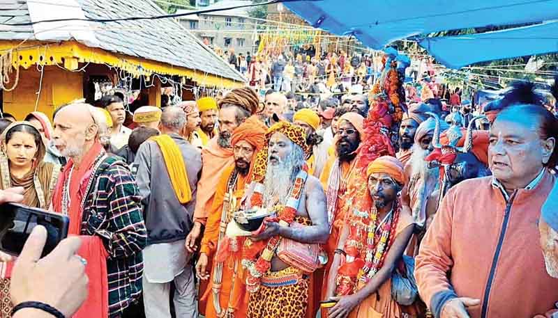 पूजा-अर्चना के बाद चौरासी मंदिर पहुंची पवित्र छड़ी
