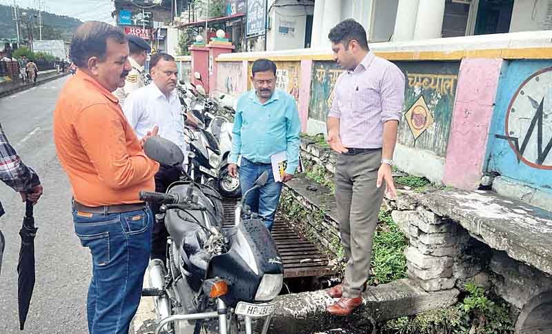 अचानक शहर की साफ-सफाई देखने पहुंच गए जिलाधीश