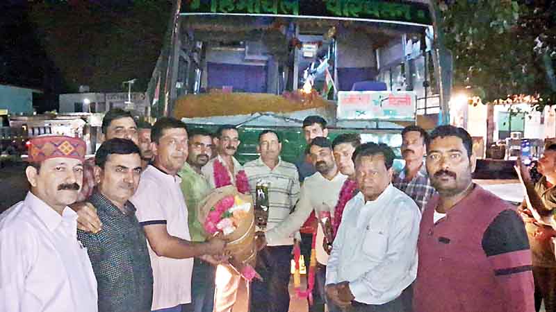 बसों का वेलकम, चालकों को पहनाया फूलों का हार