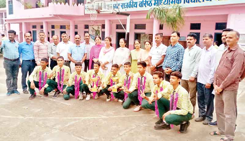 नाल्टी स्कूल में नवाजे छात्र
