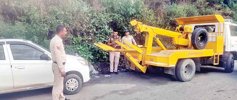 पुलिस ने उठाई सडक़ किनारे खड़ी कार