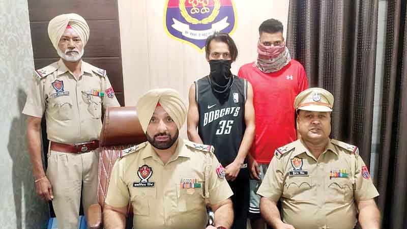 चोरी की गाड़ी सहित छह गिरफ्तार; माहिलपुर पुलिस की कार्रवाई, हेरोइन संग जुए की नकदी जब्त