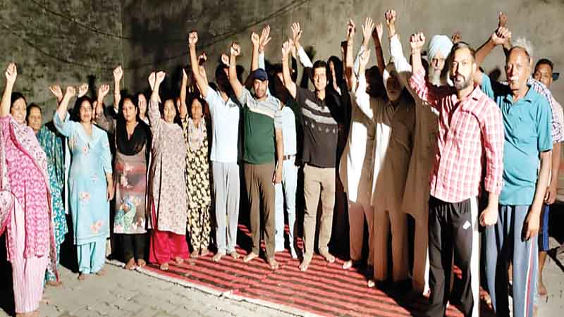 खन्ना में प्रशासन-नगर परिषद के खिलाफ नारे, गली का निर्माण न होने से फूटा लोगों का गुस्सा, जड़ा अनदेखी का आरोप