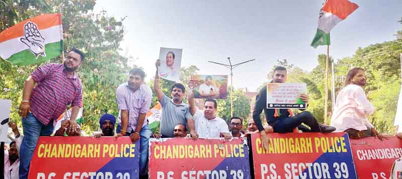 चंडीगढ़ में भाजपा के खिलाफ प्रदर्शन, राहुल गांधी की फोटो से छेड़छाड़ पर कांग्रेस का हल्ला
