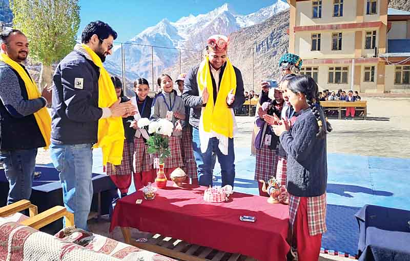 केलांग में डीसी से मिलकर खिले बच्चों के चेहरे
