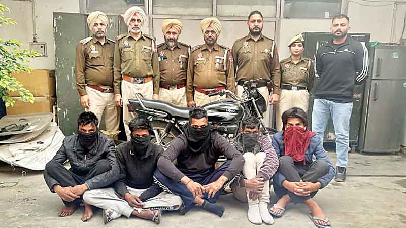 Punjab News : चोर गिरोह का पर्दाफाश; जालंधर में पांच आरोपियों से पकड़े चोरी के 20 मोबाइल