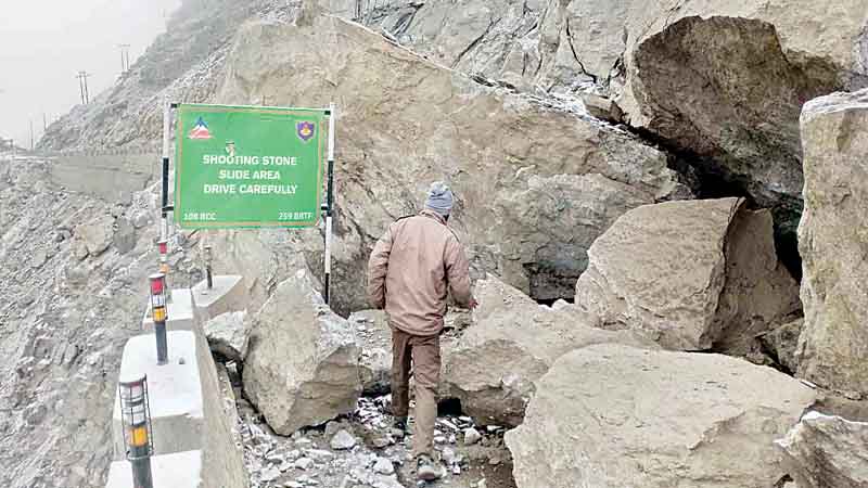 चट्टानें गिरने से पूह-काजा एनएच बंद