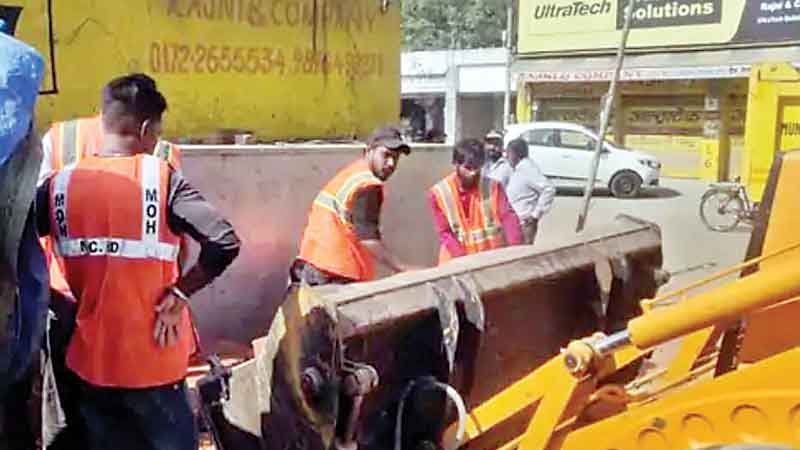 सरकारी जमीन से हटाए कब्जे, चंडीगढ़ नगर निगम-एस्टेट आफिस की टीम ने खाली करवाई बूथ मार्केट