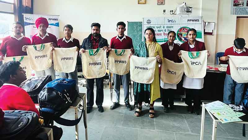 प्लास्टिक कचरा संग्रहण पर जागरूक, पंजाब प्लास्टिक वेस्ट मैनेजमेंट का रूपनगर स्कूल में कार्यक्रम