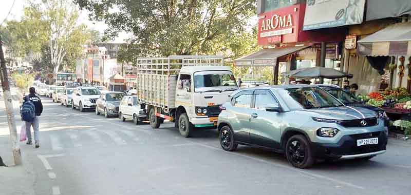हमीरपुर शहर में लगा लंबा जाम