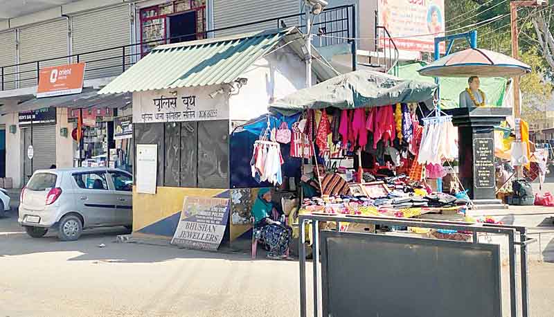 कुनिहार में शोपीस बना पुलिस बूथ