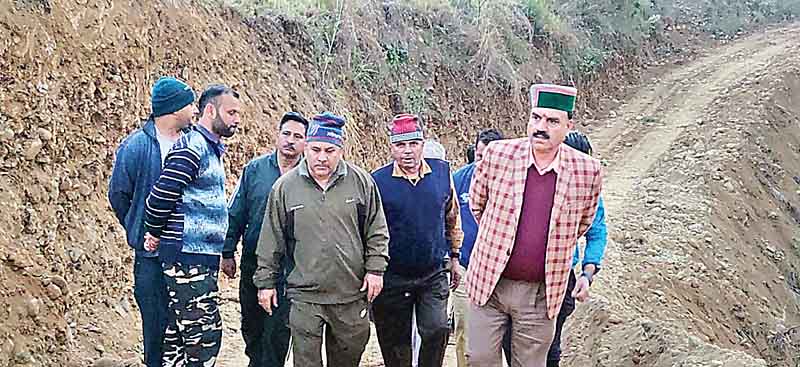 दसूहा की दिक्कत दूर…बीच खेत से जमीन देकर निकाली सडक़