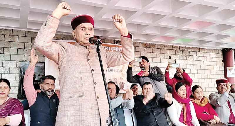 गांधी चौक पर सरकार के खिलाफ प्रदर्शन