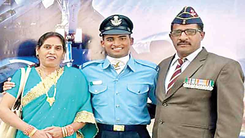 Himachal News: मंडी के हवानी गांव बलद्वाड़ा के संतोष कुमार भारतीय वायु सेना में फ्लाइंग आफिसर